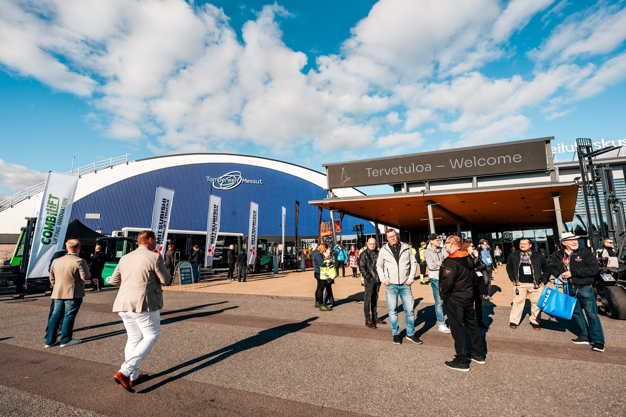 Entrén till Tammerfors mäss- och sportcentrum en morgon under Alihankinta-mässan